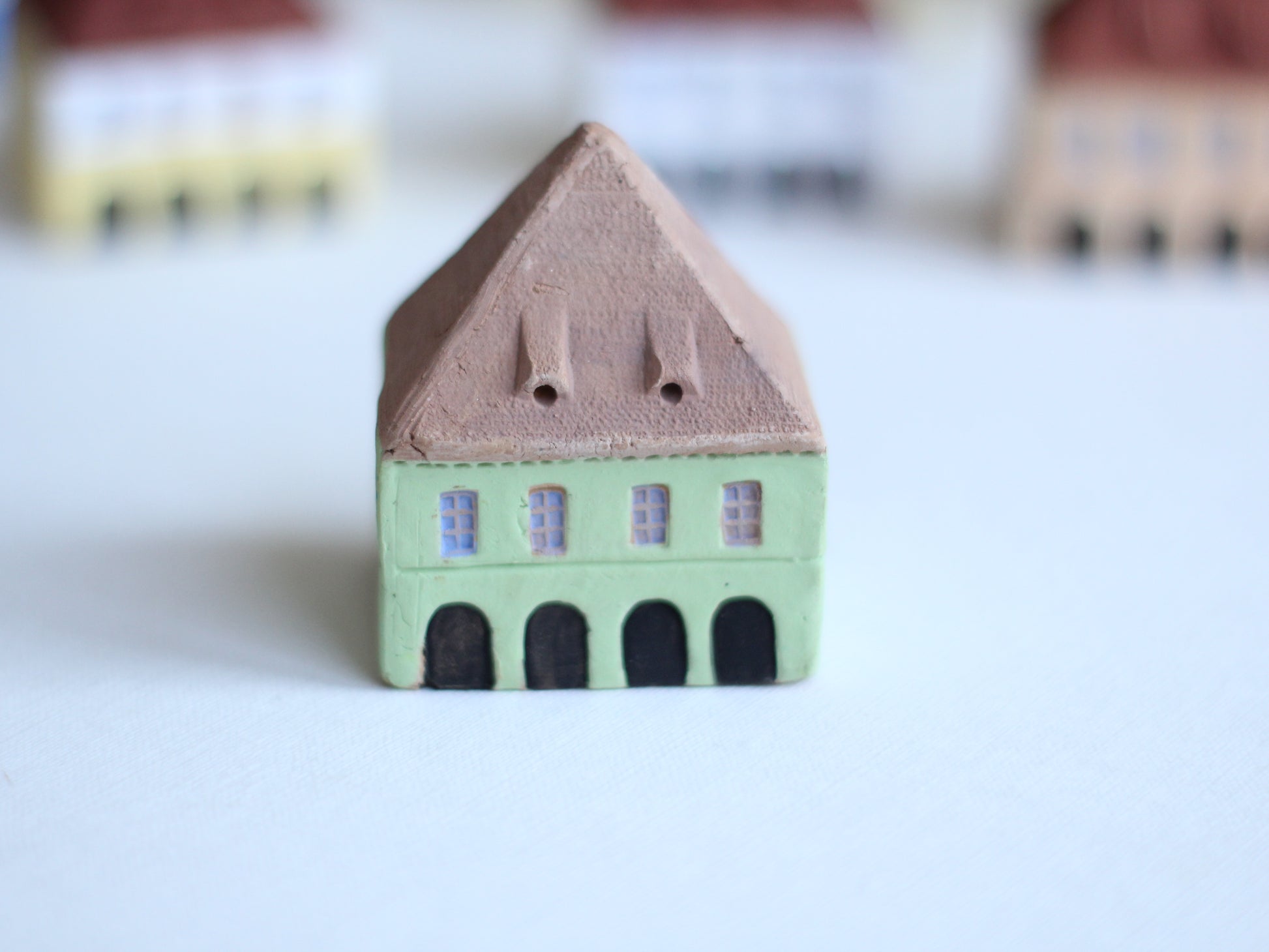 casuta din lut miniatura