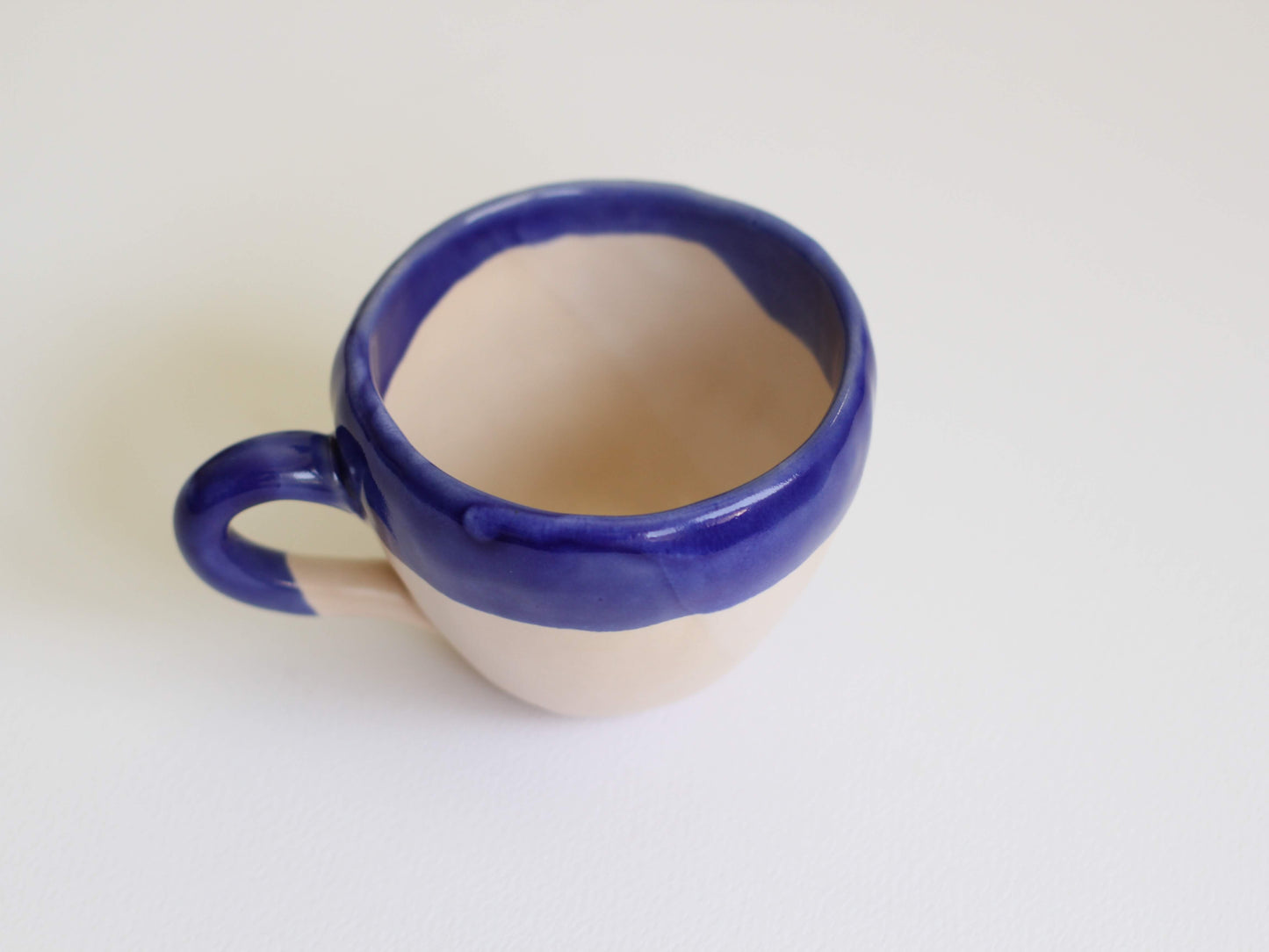Ceașcă din ceramică cu glazură albastru cobalt