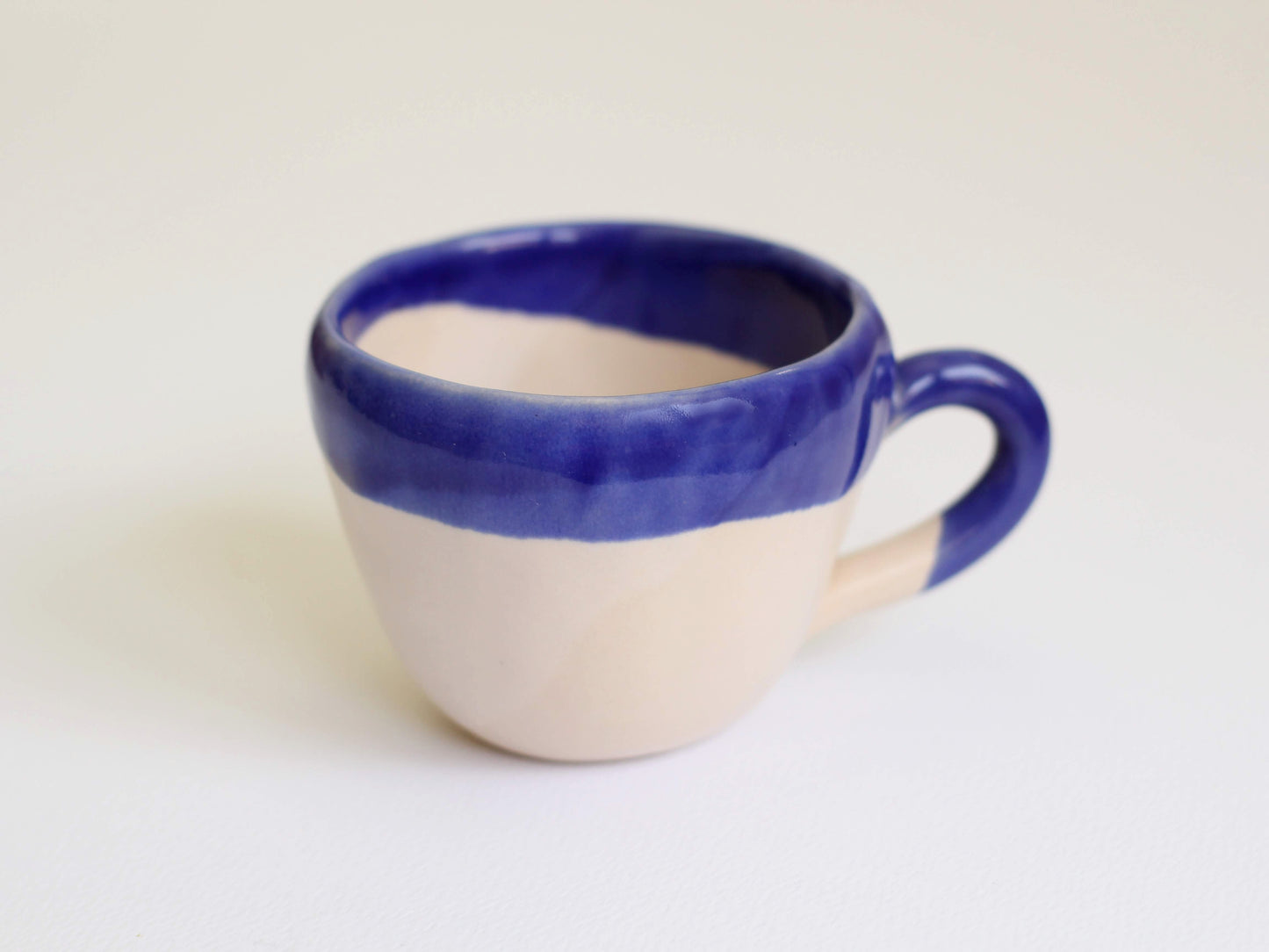 Ceașcă din ceramică cu glazură albastru cobalt