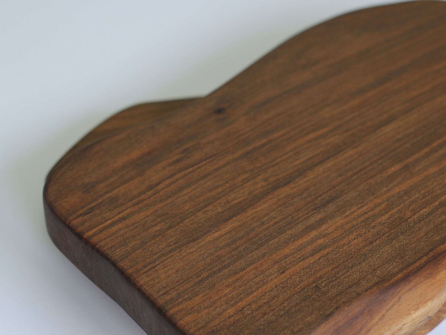 Platou din lemn de nuc cu formă organică