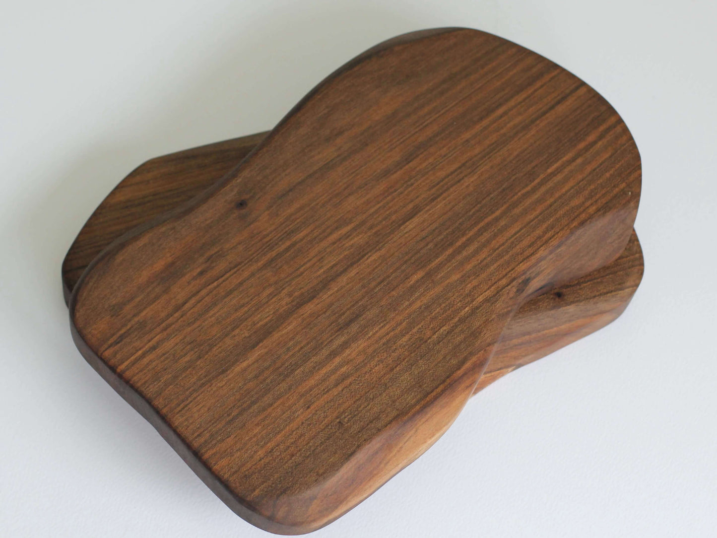 Platou din lemn de nuc cu formă organică