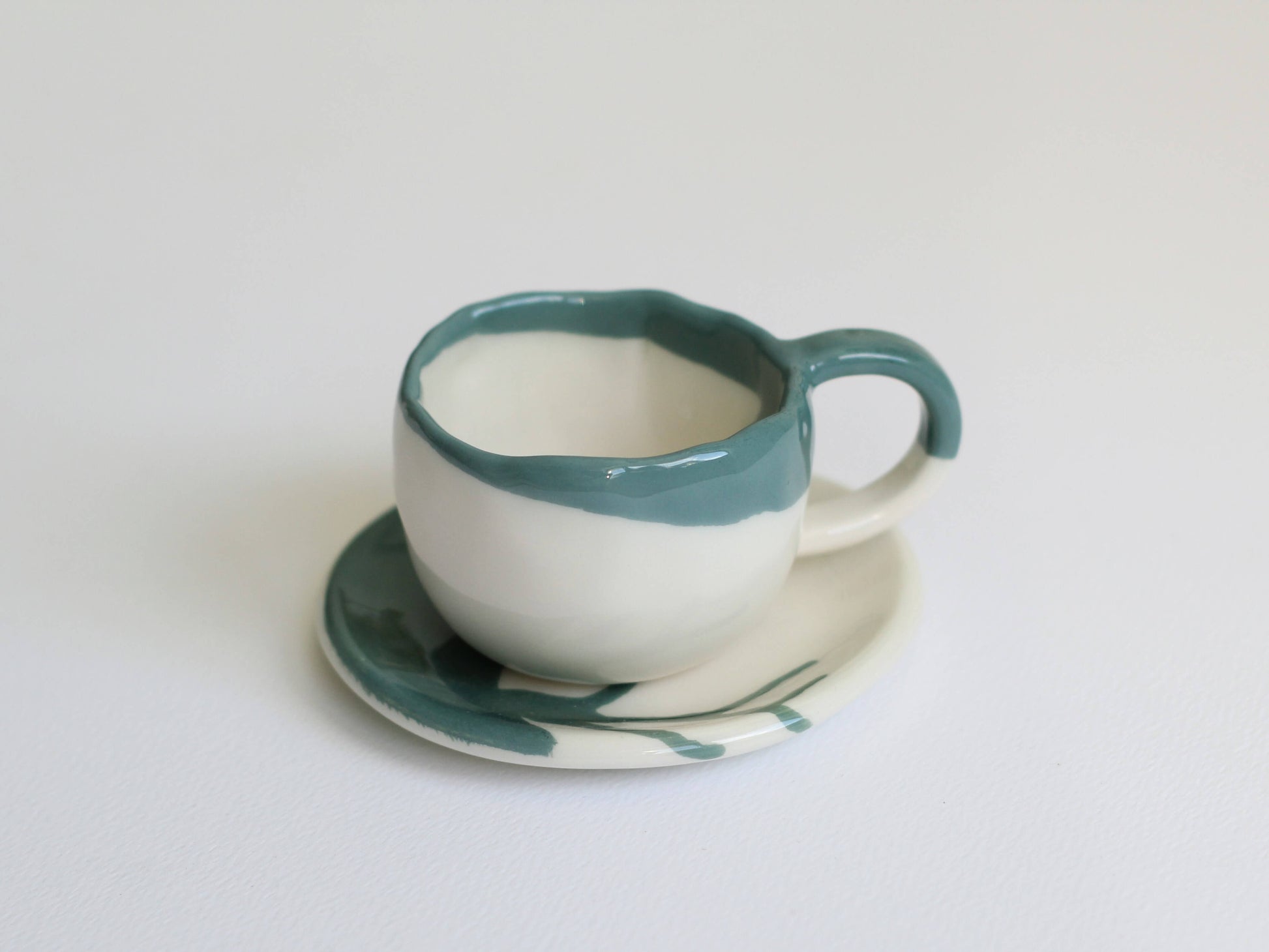 Set din ceramică format din ceașcă și farfurioară